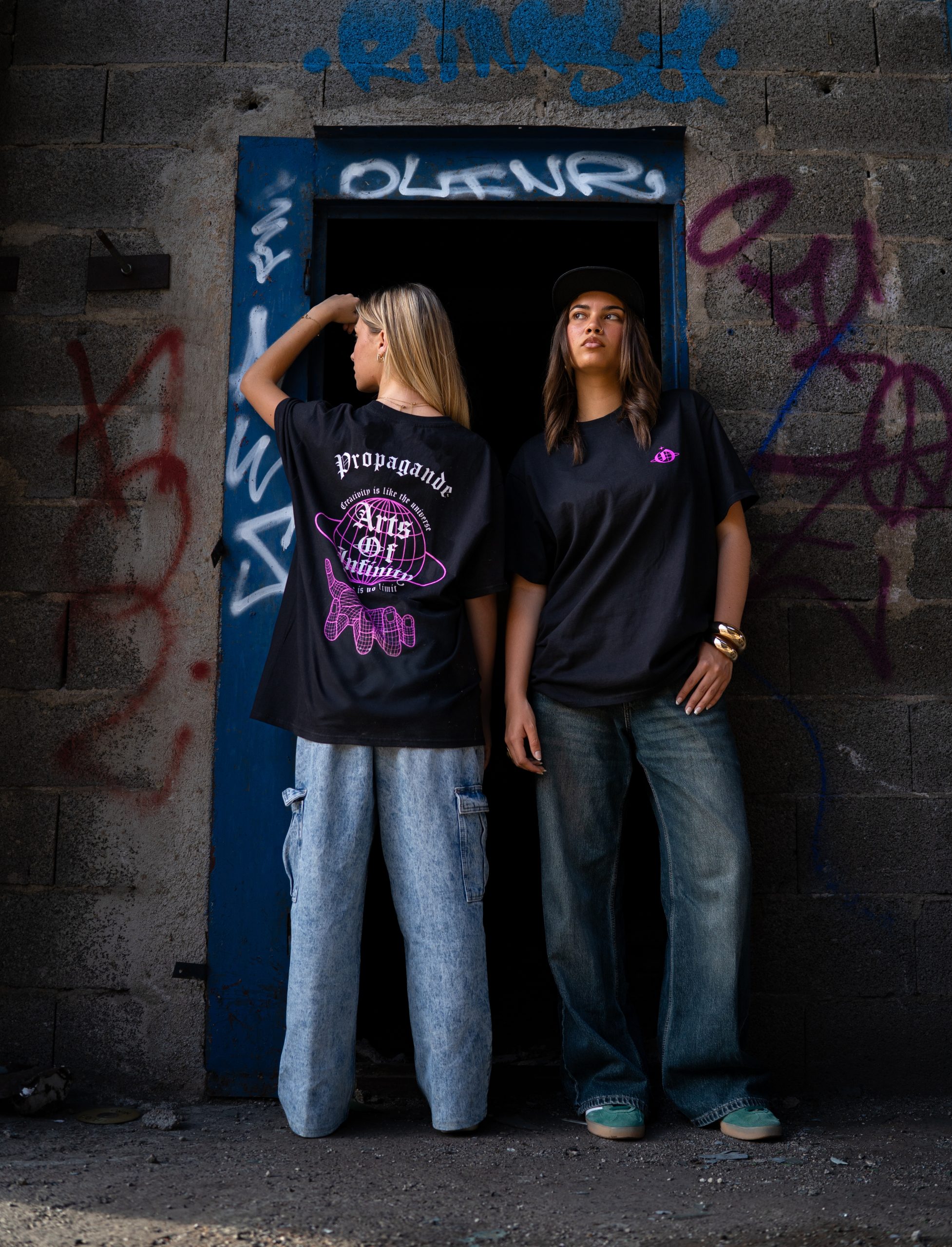 deux mannequins féminins qui portent le t-shirt rose. Une de devant et une de dos