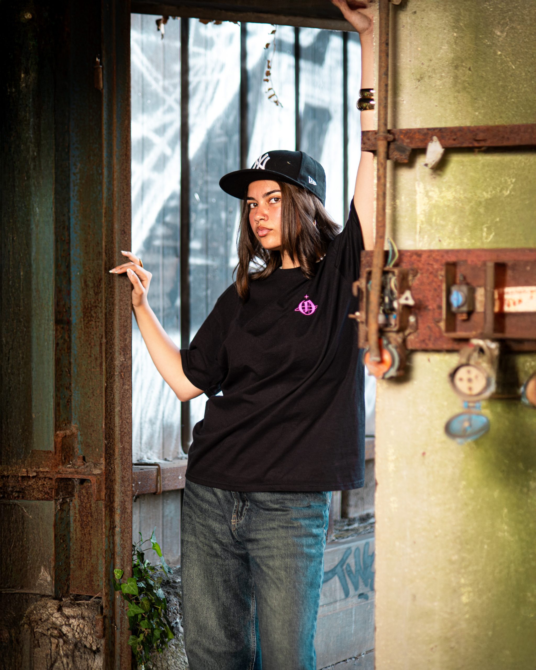 mannequin féminin qui porte le t-shirt rose de devant