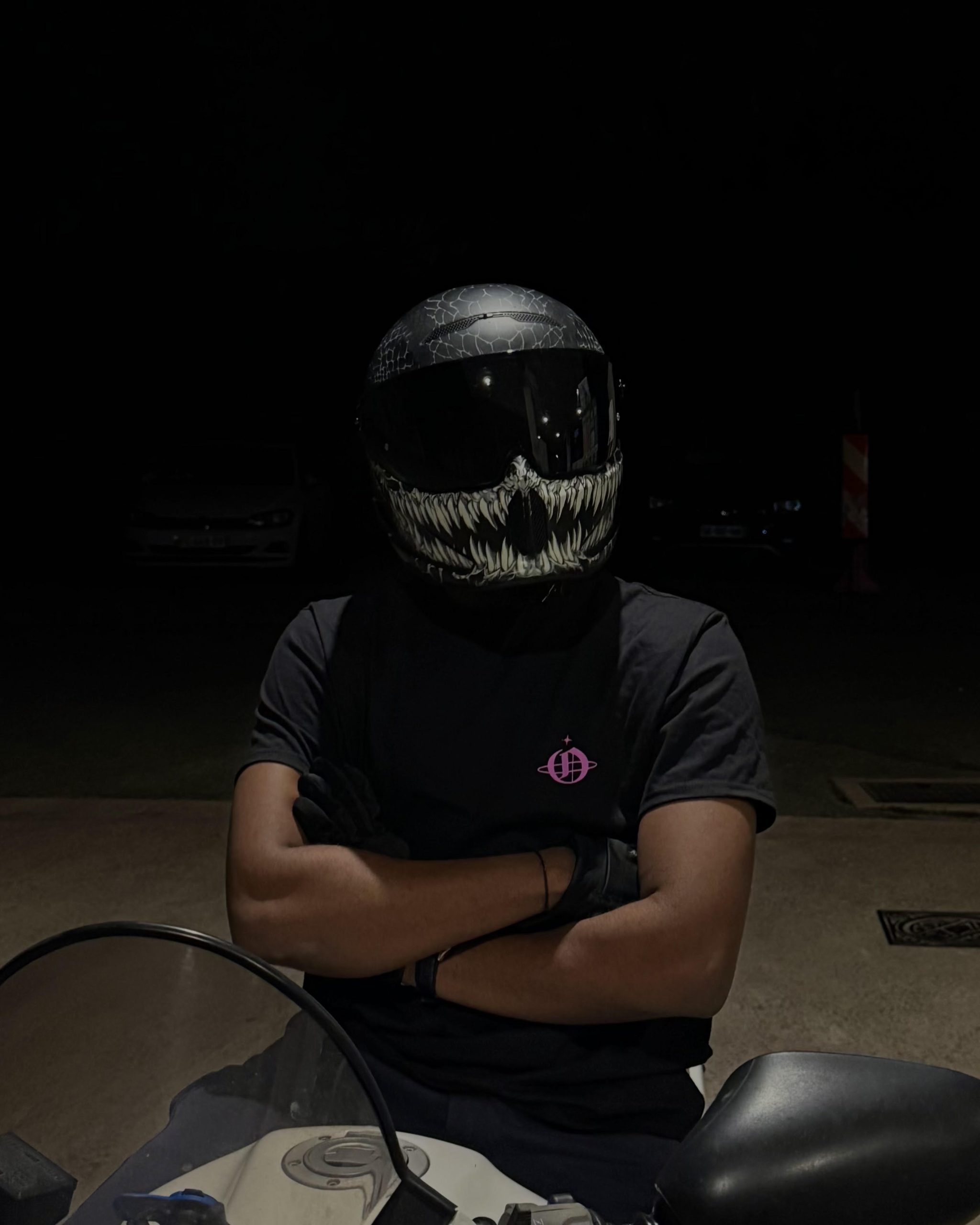 mannequin masculin sur une moto qui porte le t-shirt de devant